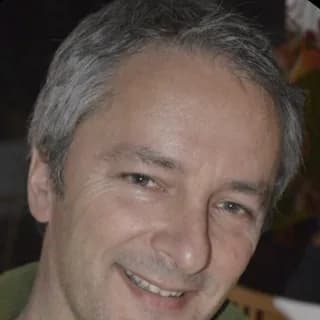 Porträt von Derek Hydon